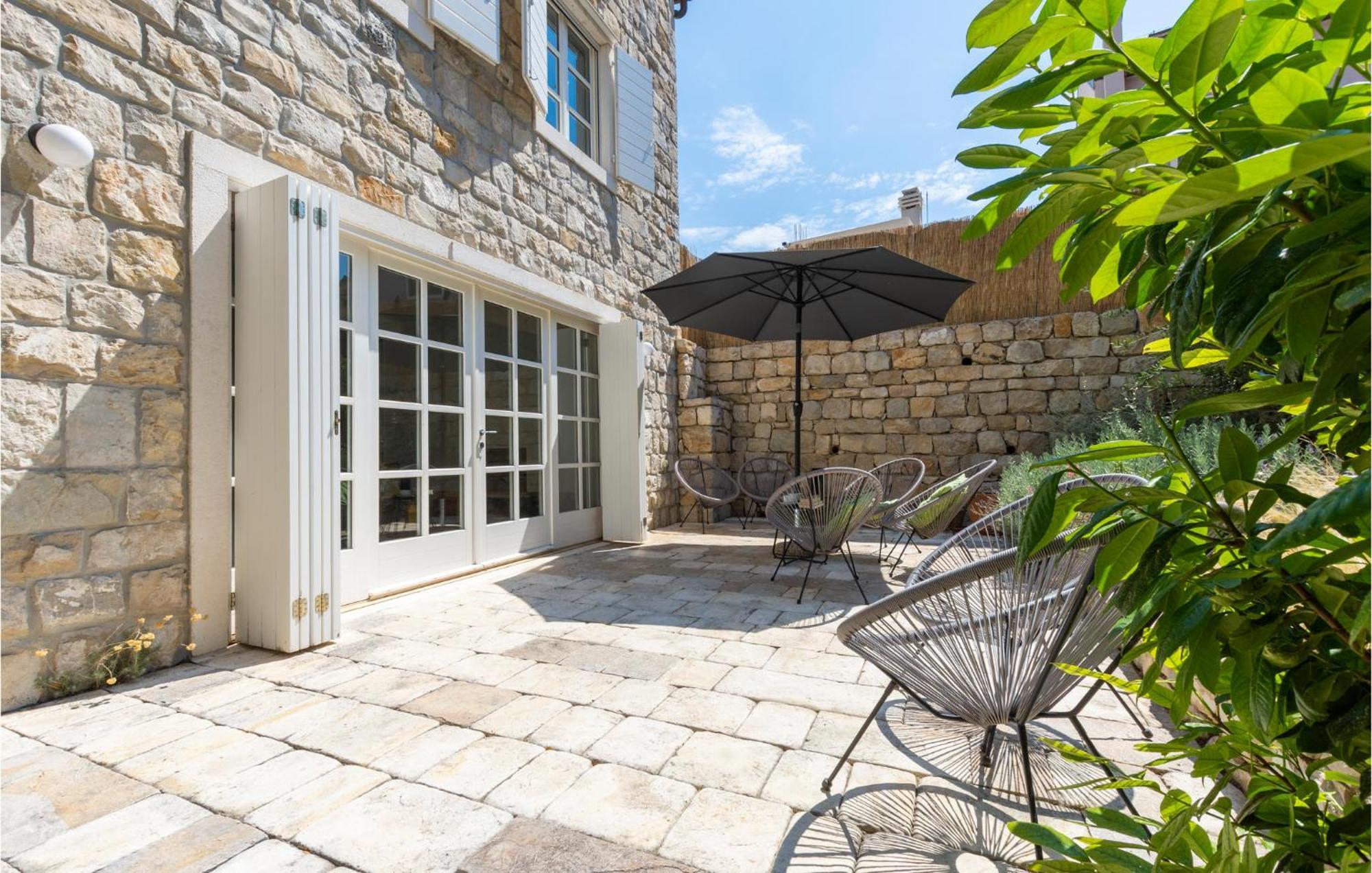 Stunning Home In Split With Outdoor Swimming Pool ภายนอก รูปภาพ