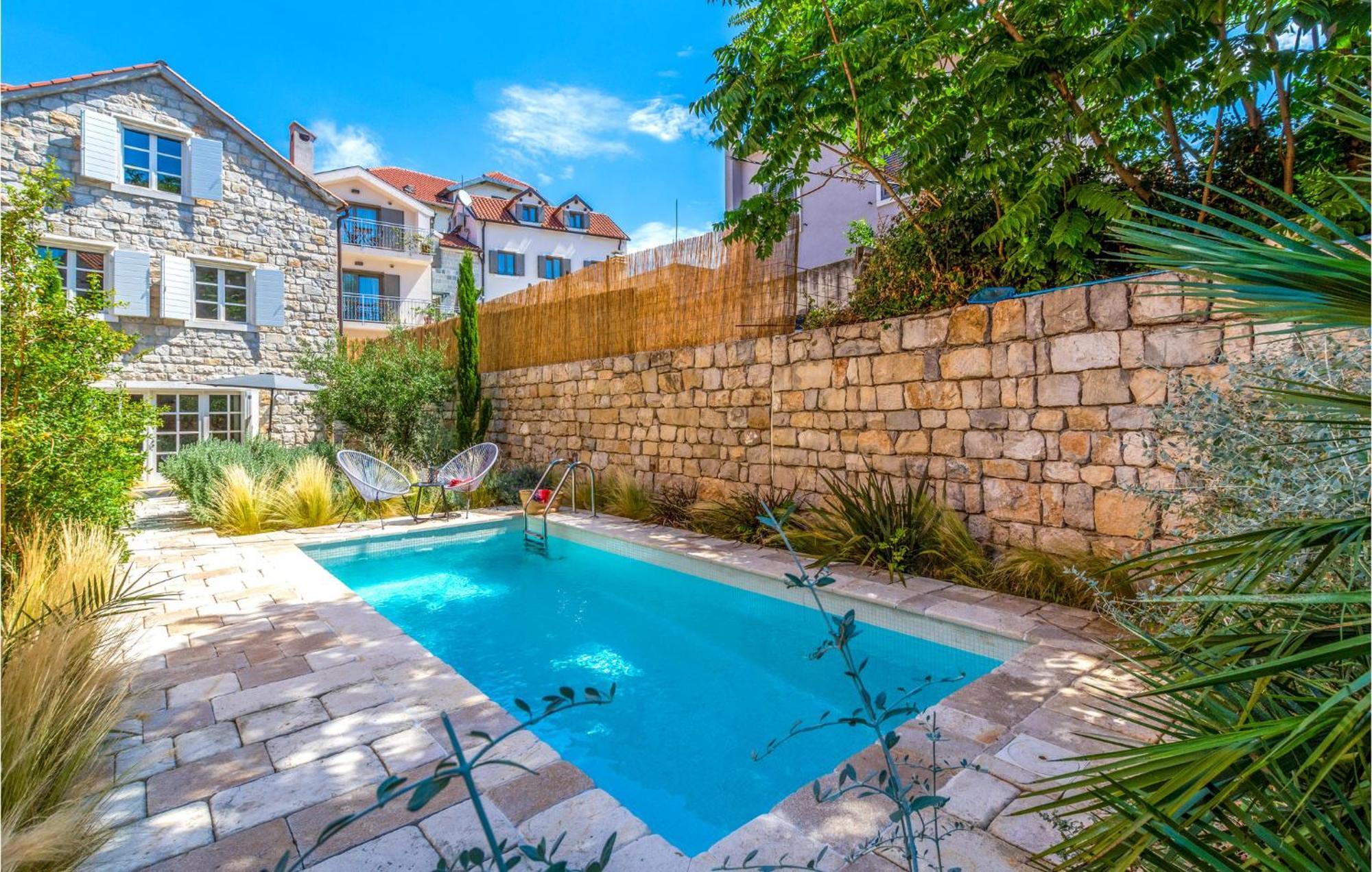 Stunning Home In Split With Outdoor Swimming Pool ภายนอก รูปภาพ